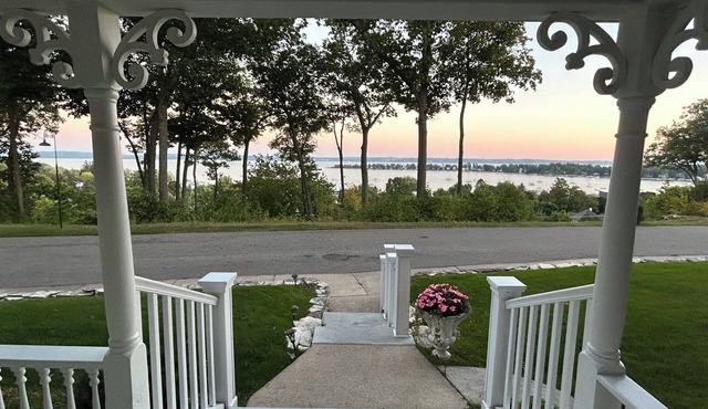 East Bluff Overlook - 4 bedroom cottage in Harbor Springs