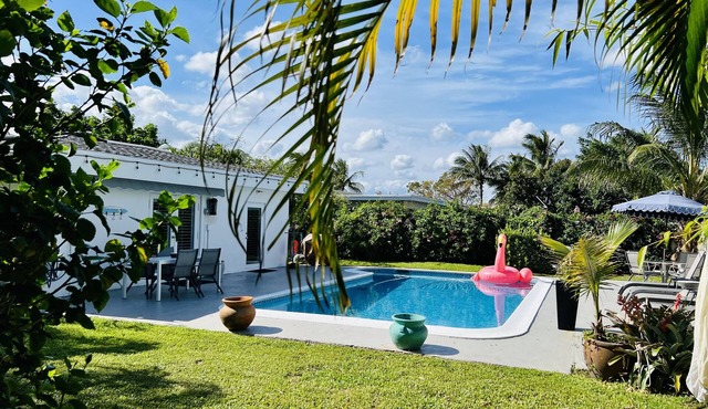 EAST BOCA RATON 1MILE TO BEACH great central location!PRIVATE HEATED SALT POOL