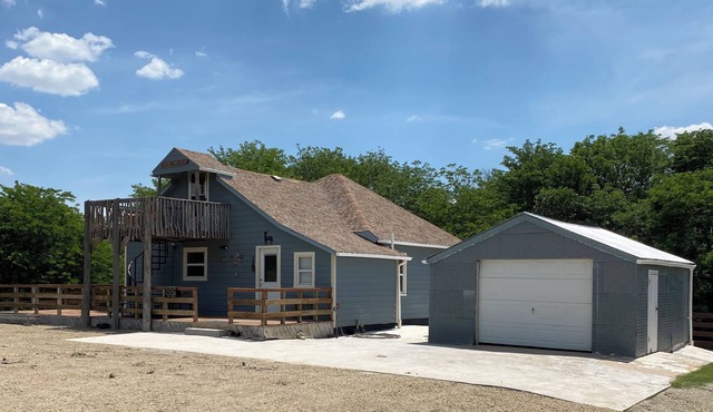 East Cabin 2 bedroom house in charming private rural setting