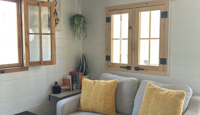 East Cabin Hidden Off-Grid Getaway in Ontario