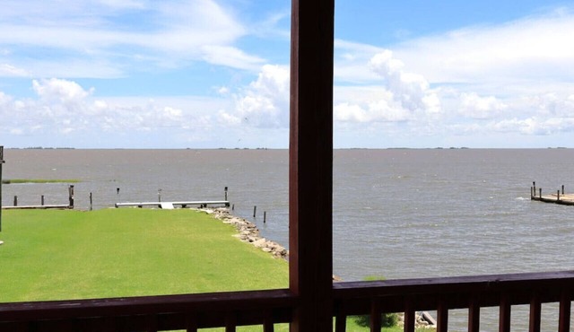 East Camptons-Lakehouse And Pool