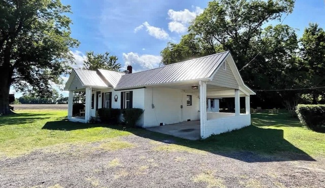 East Carolina Cottage - Pet Friendly, 3BR/2BA Private home on 3 Acres