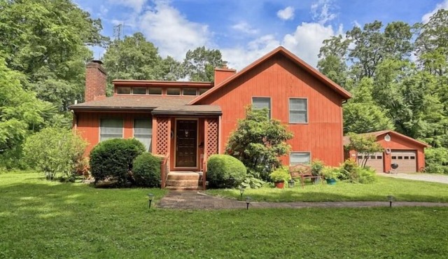 East Cavalry Red House 3 bedrooms 3 full baths sleeps up to 12