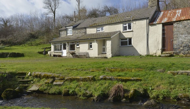 EAST CLEAVE, pet friendly, character holiday cottage in Bridestowe