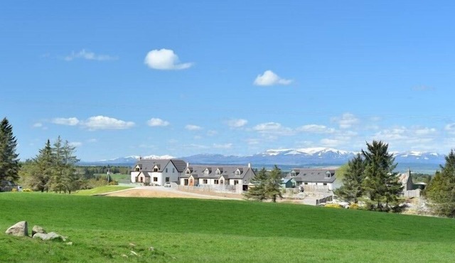 EAST COTTAGE, pet friendly, with a garden in Cawdor