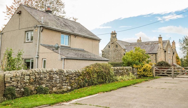 EAST COTTAGE, pet friendly, with open fire in Haydon Bridge