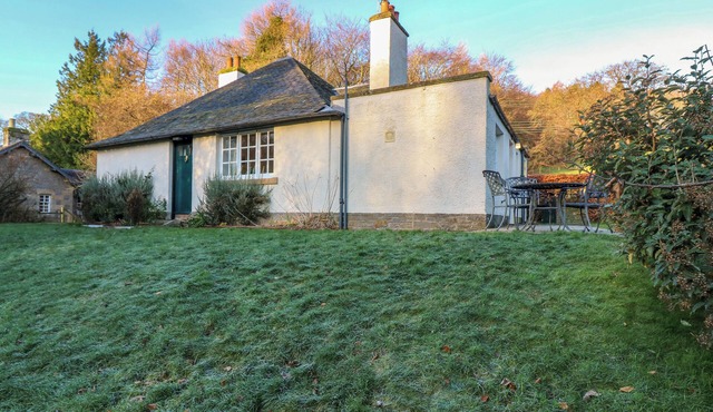 EAST COTTAGE - TARVIT, pet friendly, with open fire in Cupar, Fife