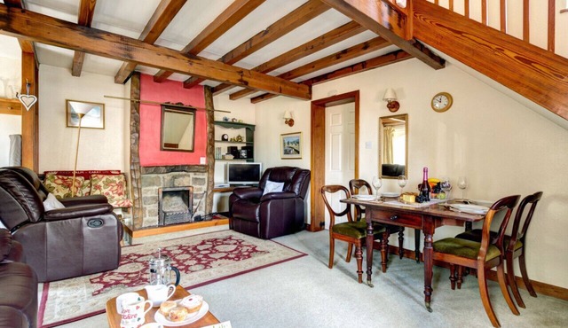 East Cottage - Two Bedroom House, Sleeps 4