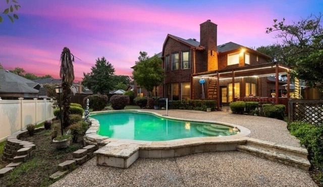 East Dallas Estate Sleeps10 Veteran Owned