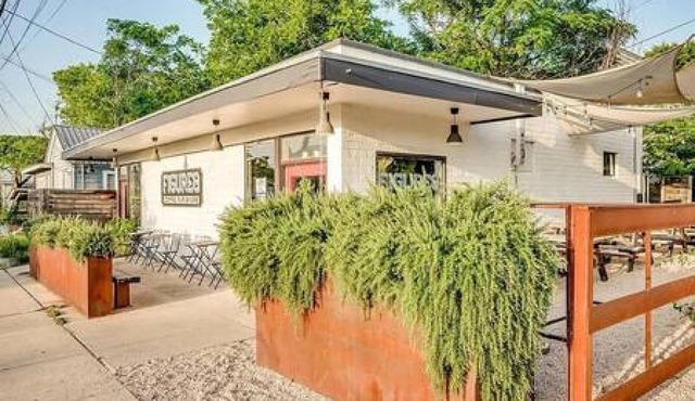 East Downtown 3BR Condo Free Parking Sleeps 7