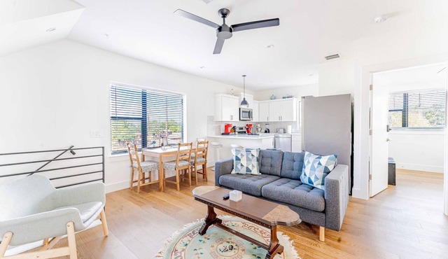 East Downtown 3BR Condo w Fast WiFi and Sleeps 8
