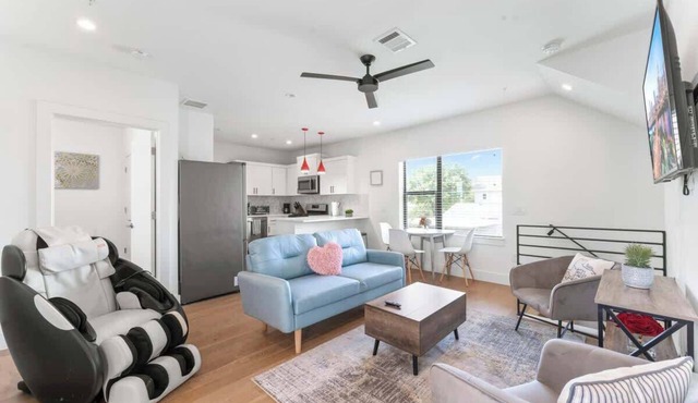 East Downtown 3BR Condo | Free Parking | Sleeps 7