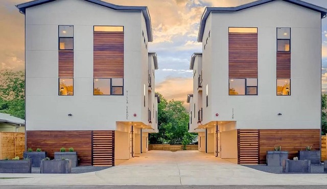 East Downtown 3BR Condo w Fast Wifi and Sleeps 8