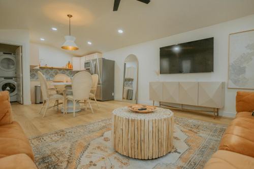 East Downtown Desert Chic Casita-Private Hot Tub-Close to Downtown-Pet Friendly!