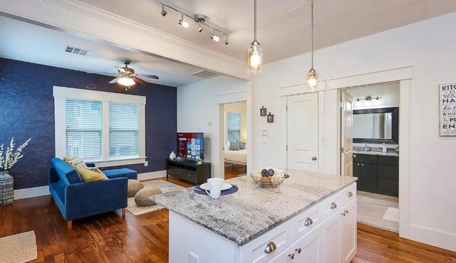 East Downtown Private Restored Historic Apartment