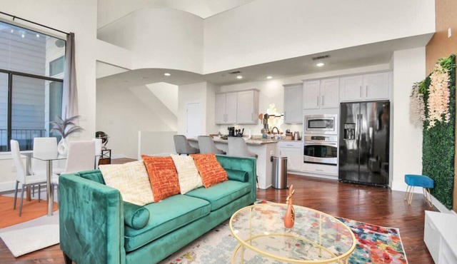 East Downtown Townhouse - 3 BR & 3.5 BA Great View