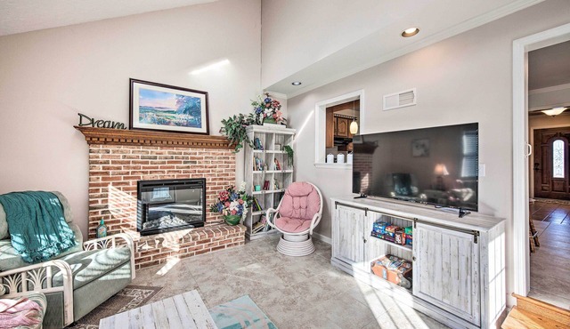 East Earl Retreat w/Hot Tub < 4 Mi to Town!