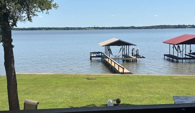 East facing - 3 bedroom, 3 bath home, with dock, large deck.AC and Wifi .