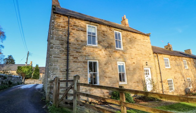 EAST FARMHOUSE COTTAGE, family friendly, with open fire in Humshaugh