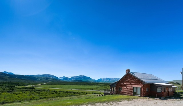 East Glacier Cabin w/Stunning Views of the Rockies! 30 min from 2 GNP entrances