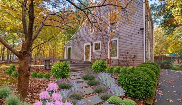 East Hampton saltbox with heated pool, walkable to private beach and marina