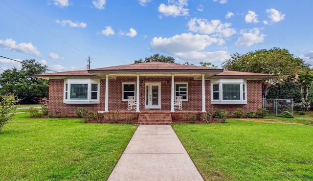 East Hill Charming Family Home- Huge Lot-Fully Updated-Brand New Gourmet Kitchen