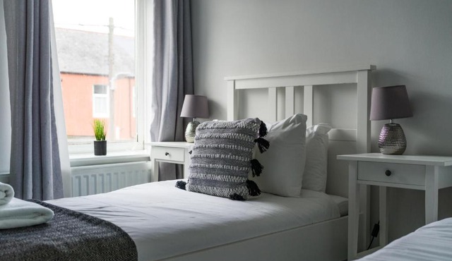 East House-Sleeps 5-Pet friendly-Garden-Parking