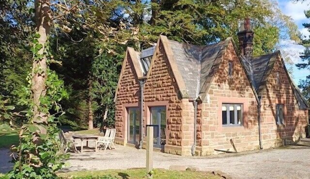 East Lodge Cottage with private hot tub