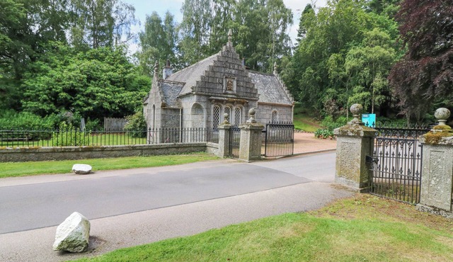 EAST LODGE - CRATHES CASTLE, pet friendly, with a garden in Banchory
