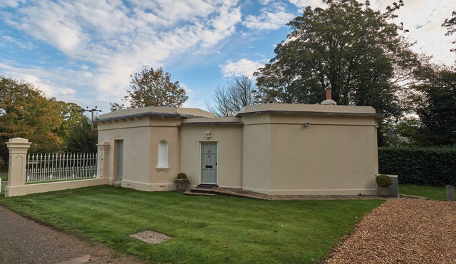 EAST LODGE, pet friendly, character holiday cottage in Fordingbridge