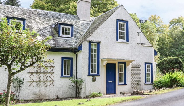 EAST LODGE, pet friendly, with open fire in Walkerburn