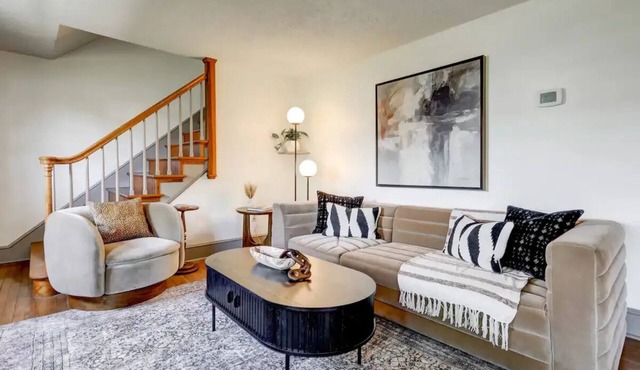 East Main Lounge in Mount Joy 5 min to Spooky Nook Sports