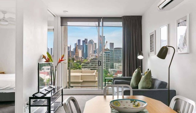 East Melbourne: City Views and Pet-Friendly