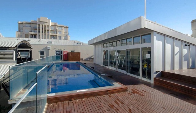 East Melbourne retreat: 2 bed + car park