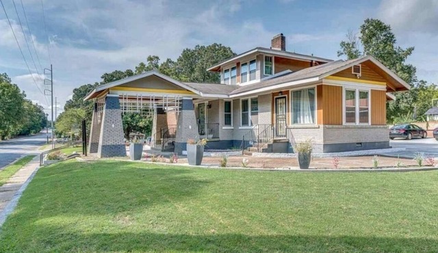 East Memphis Bungalow on 3/4 acre in the middle of Memphis