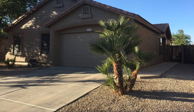 East Mesa Home With Beautiful Yard And Deep End Pool. Blocks From Freeways