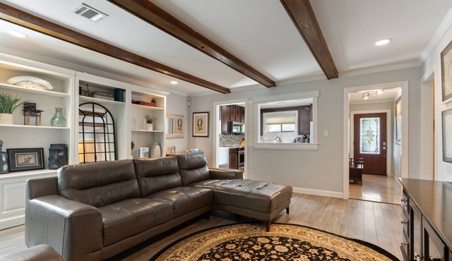 EAST MONTGOMERY GETAWAY KING BEDS COVERED PATIO SMART TVS KITCHEN WELL STOCKED