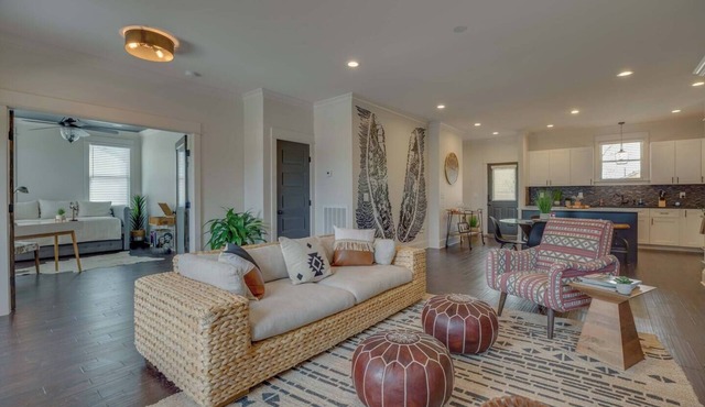 East Nash | Hot tub | Sleeps 12 | 2Mi to Broadway