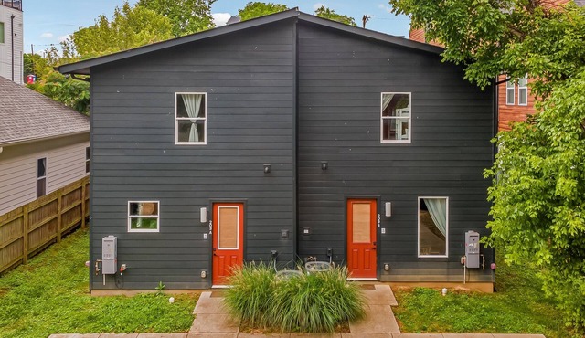 East Nash Luxe Retreat | Cowboy Pool + Hot Tub | 7 Min to Broadway