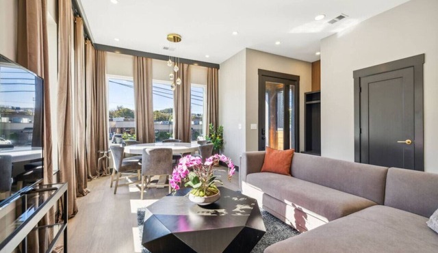 East Nash Luxury Escape w/Rooftop Deck-Sleeps 12!