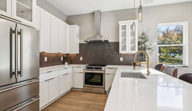 East Nash Luxury Escape w/Rooftop Deck-Sleeps 12!