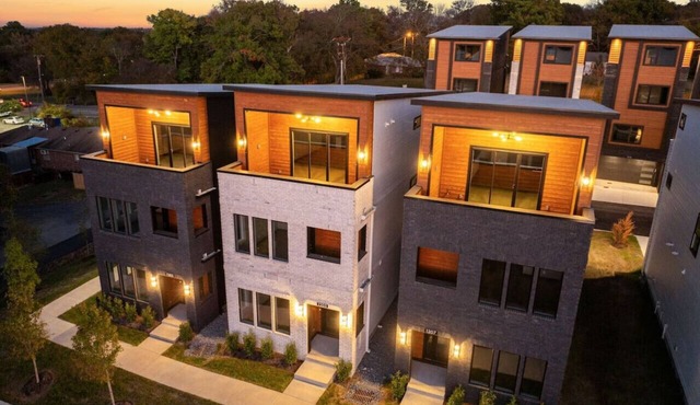 East Nash Luxury Escape w/Rooftop Deck-Sleeps 12!