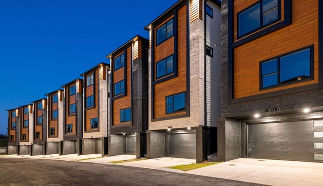 East Nash Luxury Escape w/Rooftop Deck-Sleeps 12!