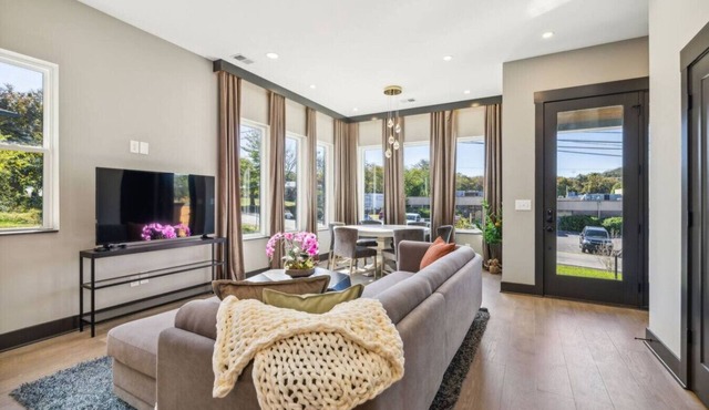 East Nash Luxury Escape w/Rooftop Deck-Sleeps 12!