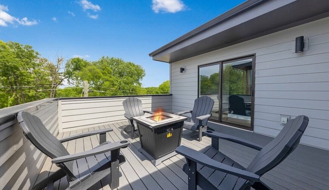 East Nash ~ Rooftop Fire pit ~ Sleeps 12