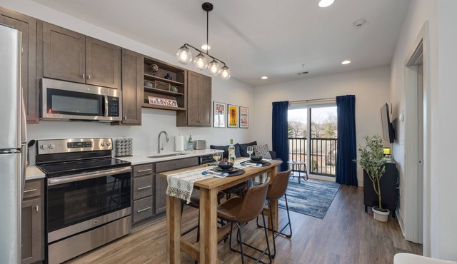 East Nashville King Bed Condo Near Opry & Broadway