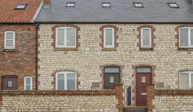 EAST NEWK COTTAGE, pet friendly, with a garden in Flamborough