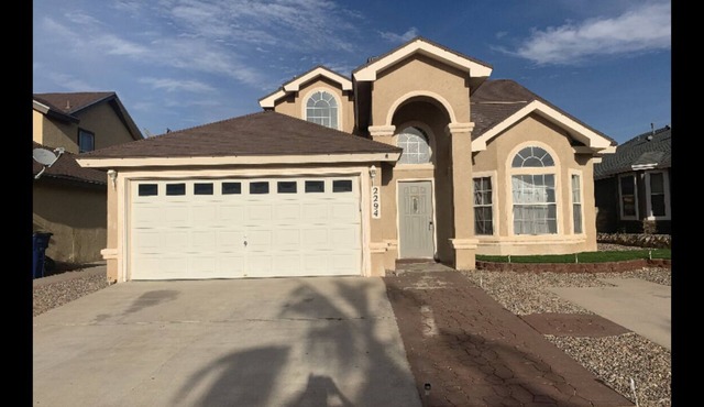 East Oasis Retreat Home 2 story, 4 bedroom, King size bed in Master bedroom 8KTV