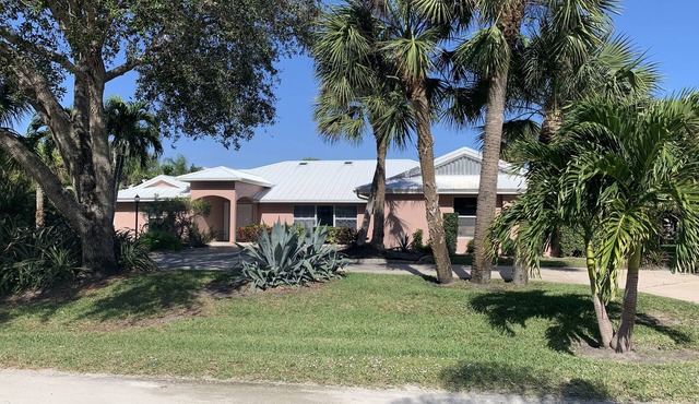 East of A1A, pool, steps from beach, pet friendly, South Beach
