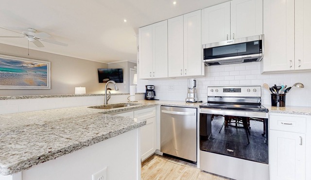 East of the Sun condo with screened porch, fast WiFi, W/D, AC, and pool